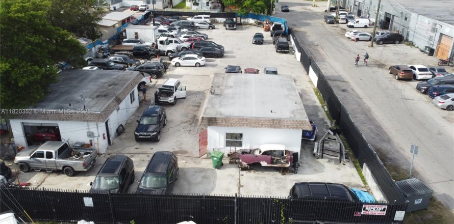 Commercial property in Miami, Florida № 1794197