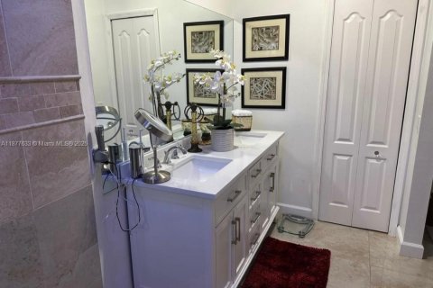 Touwnhouse à vendre à Hialeah, Floride: 2 chambres, 103.12 m2 № 2013648 - photo 19