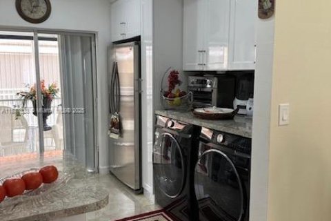 Touwnhouse à vendre à Hialeah, Floride: 2 chambres, 103.12 m2 № 2013648 - photo 14