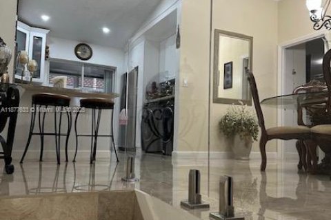 Touwnhouse à vendre à Hialeah, Floride: 2 chambres, 103.12 m2 № 2013648 - photo 8