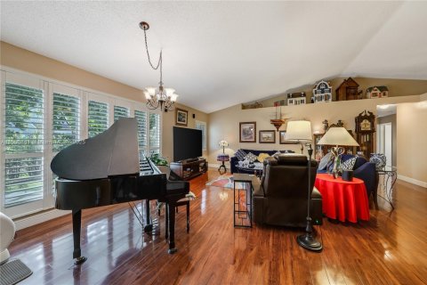 House in Pembroke Pines, Florida 4 bedrooms, 179.77 sq.m. № 1951653 - photo 6