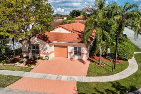 House in Pembroke Pines, Florida 4 bedrooms, 179.77 sq.m. № 1951653 - photo 1