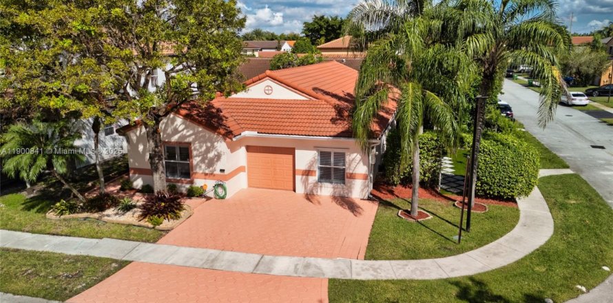 House in Pembroke Pines, Florida 4 bedrooms, 179.77 sq.m. № 1951653