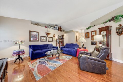 House in Pembroke Pines, Florida 4 bedrooms, 179.77 sq.m. № 1951653 - photo 7