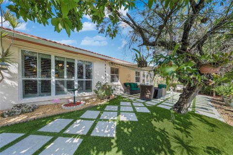 House in Pembroke Pines, Florida 4 bedrooms, 179.77 sq.m. № 1951653 - photo 2
