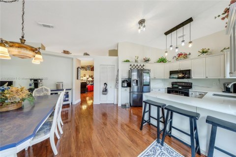 House in Pembroke Pines, Florida 4 bedrooms, 179.77 sq.m. № 1951653 - photo 10