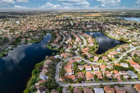House in Pembroke Pines, Florida 4 bedrooms, 179.77 sq.m. № 1951653 - photo 27