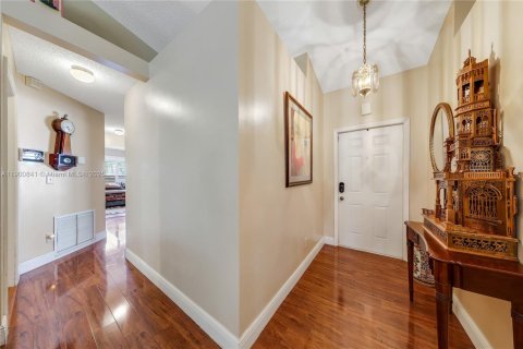 House in Pembroke Pines, Florida 4 bedrooms, 179.77 sq.m. № 1951653 - photo 4