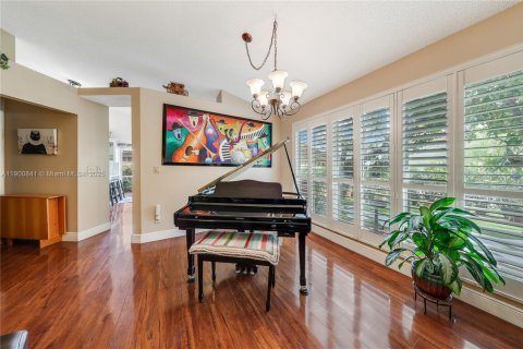 House in Pembroke Pines, Florida 4 bedrooms, 179.77 sq.m. № 1951653 - photo 5