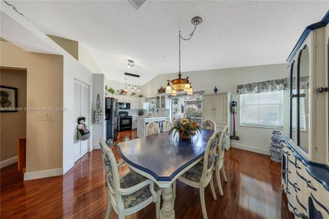 House in Pembroke Pines, Florida 4 bedrooms, 179.77 sq.m. № 1951653 - photo 9