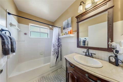House in Pembroke Pines, Florida 4 bedrooms, 179.77 sq.m. № 1951653 - photo 18