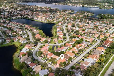 House in Pembroke Pines, Florida 4 bedrooms, 179.77 sq.m. № 1951653 - photo 28