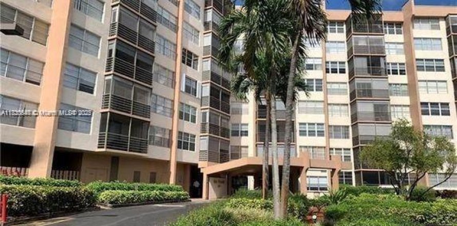 Condominio en Pembroke Pines, Florida, 2 dormitorios  № 1806261