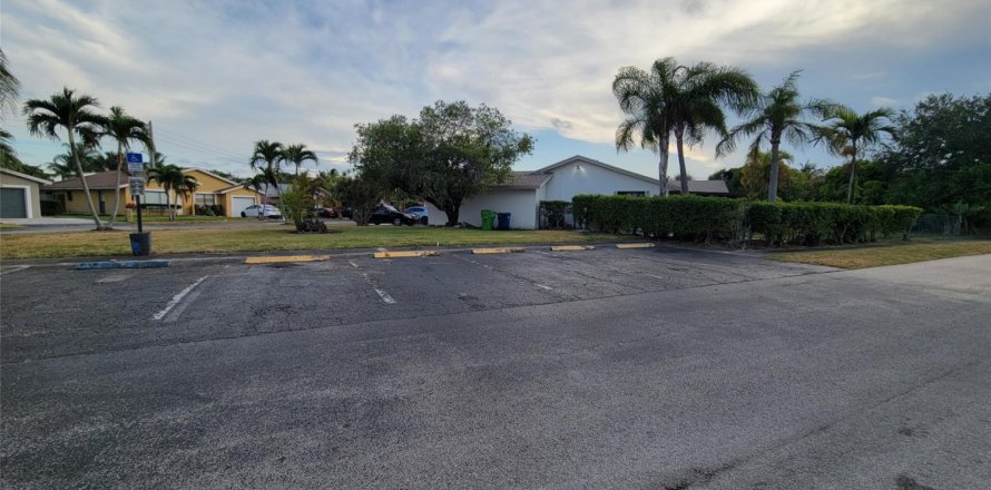 House in Sunrise, Florida 3 bedrooms, 140.56 sq.m. № 1227004