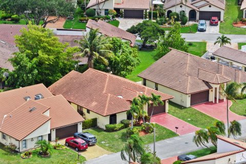 House in Tamarac, Florida 3 bedrooms, 188.78 sq.m. № 2180248 - photo 2