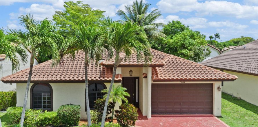 House in Tamarac, Florida 3 bedrooms, 188.78 sq.m. № 2180248