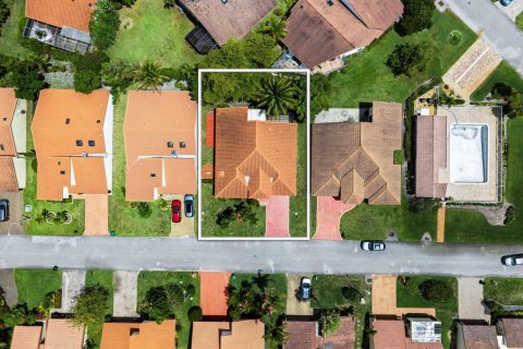 House in Tamarac, Florida 3 bedrooms, 188.78 sq.m. № 2180248 - photo 29