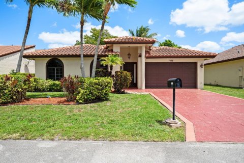 House in Tamarac, Florida 3 bedrooms, 188.78 sq.m. № 2180248 - photo 3