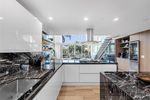 Copropriété à louer à Miami Beach, Floride: 2 chambres, 267.37 m2 № 1999872 - photo 3