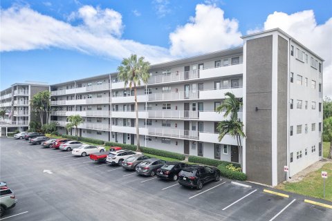Condo in Hollywood, Florida, 3 bedrooms  № 1684072 - photo 1