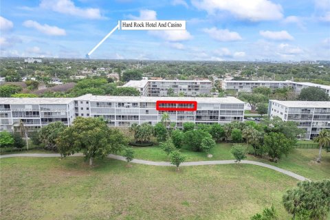 Condo in Hollywood, Florida, 3 bedrooms  № 1684072 - photo 2