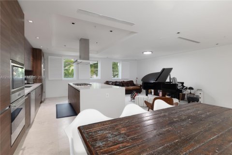 Touwnhouse à louer à Coral Gables, Floride: 3 chambres, 306.95 m2 № 2401650 - photo 12