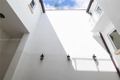 Touwnhouse à louer à Coral Gables, Floride: 3 chambres, 306.95 m2 № 2401650 - photo 9