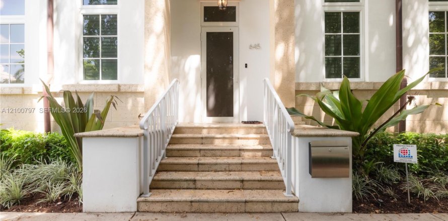 Touwnhouse à Coral Gables, Floride 3 chambres, 306.95 m2 № 2401650