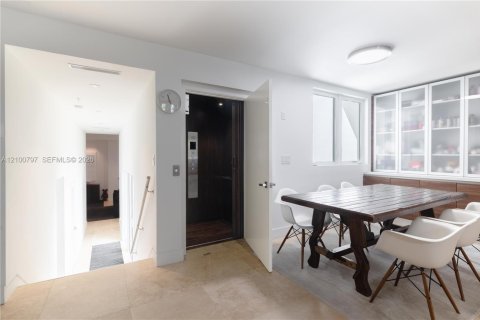 Touwnhouse à louer à Coral Gables, Floride: 3 chambres, 306.95 m2 № 2401650 - photo 14