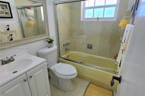 Villa ou maison à vendre à Miami, Floride: 2 chambres, 115.2 m2 № 1956722 - photo 17
