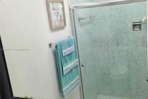 Villa ou maison à vendre à Miami, Floride: 2 chambres, 115.2 m2 № 1956722 - photo 13