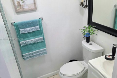 Villa ou maison à vendre à Miami, Floride: 2 chambres, 115.2 m2 № 1956722 - photo 12