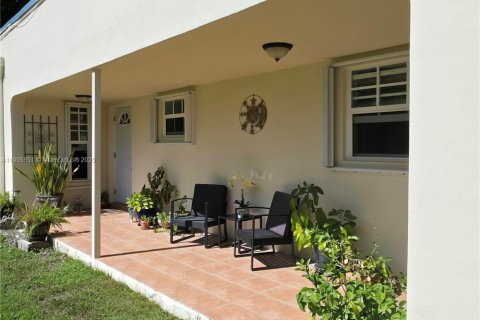 Villa ou maison à vendre à Miami, Floride: 2 chambres, 115.2 m2 № 1956722 - photo 2