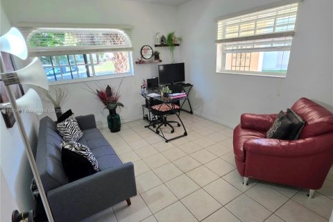 Villa ou maison à vendre à Miami, Floride: 2 chambres, 115.2 m2 № 1956722 - photo 15