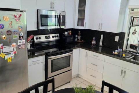 Villa ou maison à vendre à Miami, Floride: 2 chambres, 115.2 m2 № 1956722 - photo 3