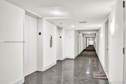 Condo in Miami Beach, Florida, 1 bedroom  № 2278824 - photo 20