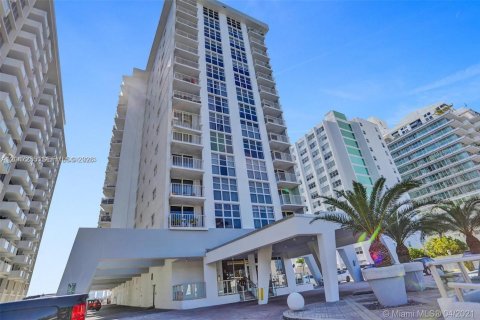 Condo in Miami Beach, Florida, 1 bedroom  № 2278824 - photo 29