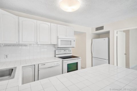 Condo in Miami Beach, Florida, 1 bedroom  № 2278824 - photo 6