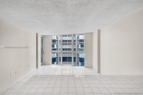 Condo in Miami Beach, Florida, 1 bedroom  № 2278824 - photo 3