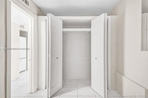 Condo in Miami Beach, Florida, 1 bedroom  № 2278824 - photo 13