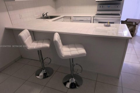 Condo in Miami Beach, Florida, 1 bedroom  № 2278824 - photo 10