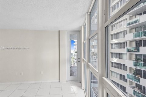 Condo in Miami Beach, Florida, 1 bedroom  № 2278824 - photo 2
