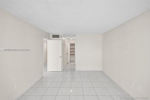 Condo in Miami Beach, Florida, 1 bedroom  № 2278824 - photo 16