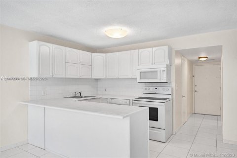Condo in Miami Beach, Florida, 1 bedroom  № 2278824 - photo 5