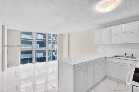 Condo in Miami Beach, Florida, 1 bedroom  № 2278824 - photo 4