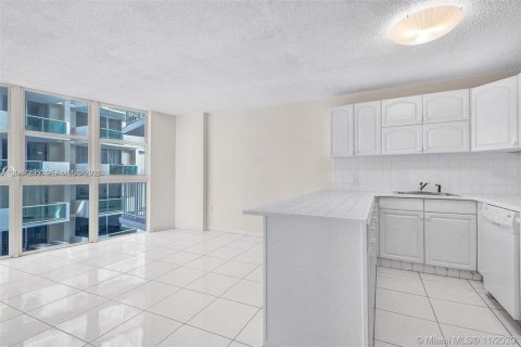 Condo in Miami Beach, Florida, 1 bedroom  № 2278824 - photo 11