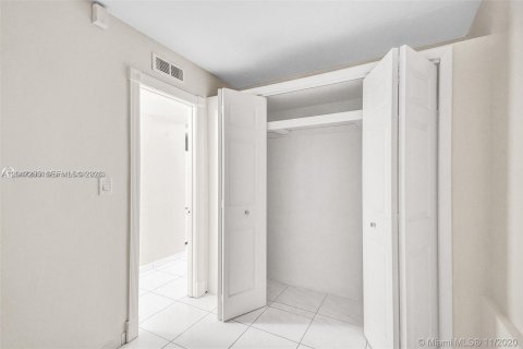 Condo in Miami Beach, Florida, 1 bedroom  № 2278824 - photo 12