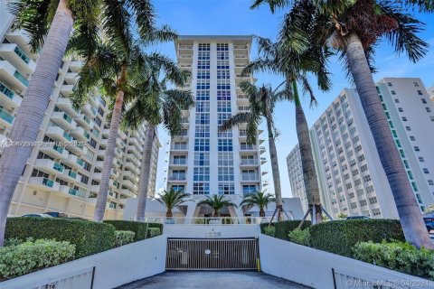 Condo in Miami Beach, Florida, 1 bedroom  № 2278824 - photo 30