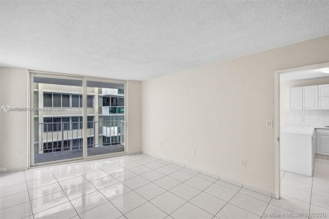 Condo in Miami Beach, Florida, 1 bedroom  № 2278824 - photo 15