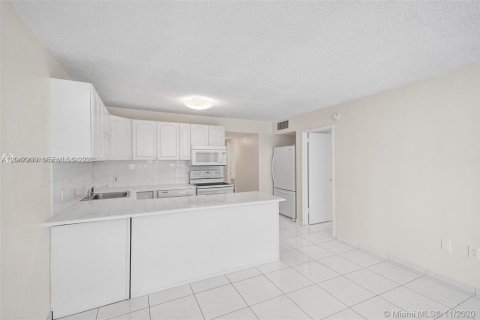 Condo in Miami Beach, Florida, 1 bedroom  № 2278824 - photo 9
